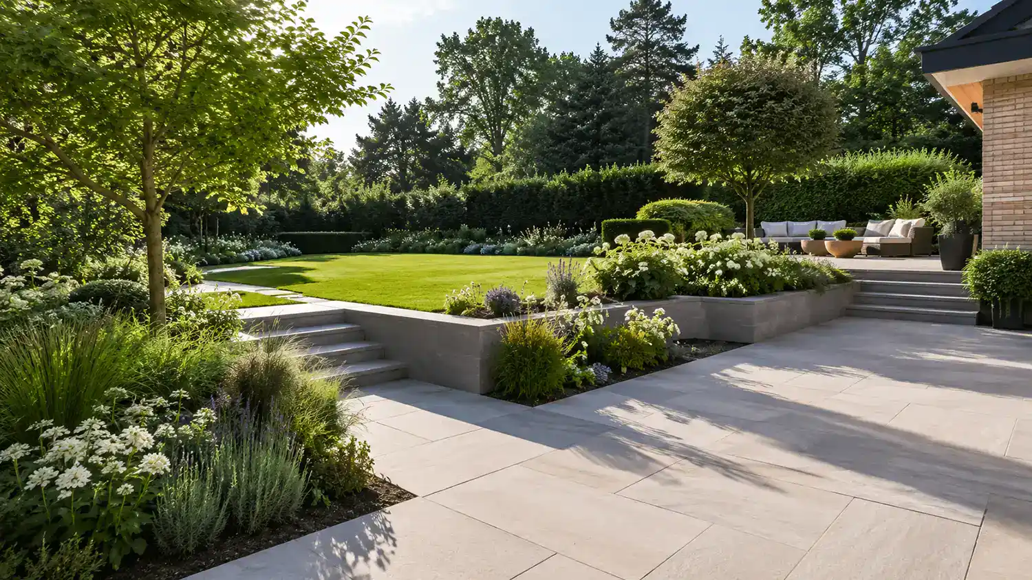 Hochwertig gestalteter Garten mit Terrasse, Rasenfläche, Pflanzbeeten und moderner Wegeführung